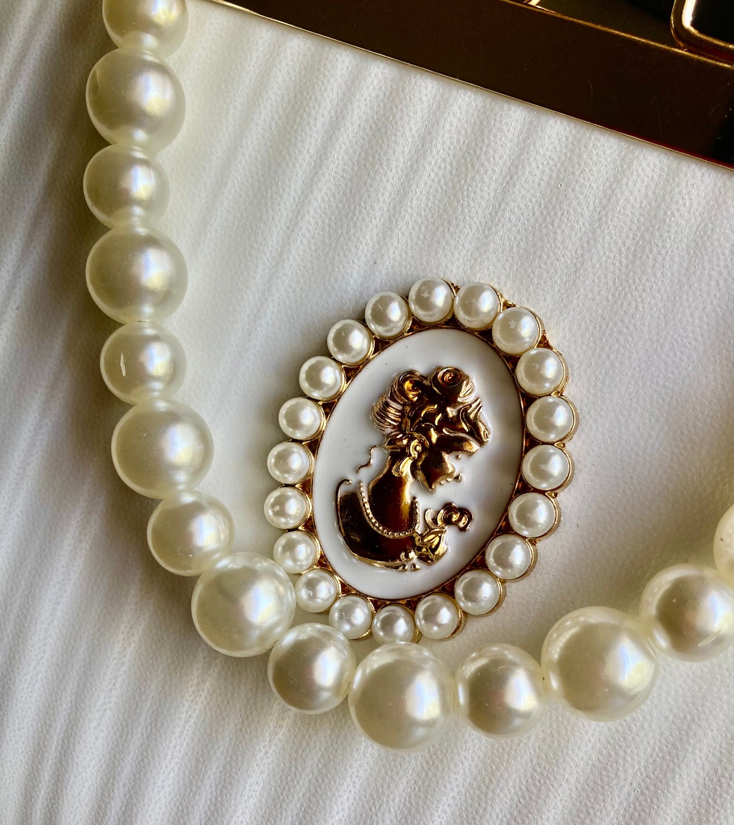 Elegant Pearl- Inspired Vintage Cameo Head Purse- Gold and White