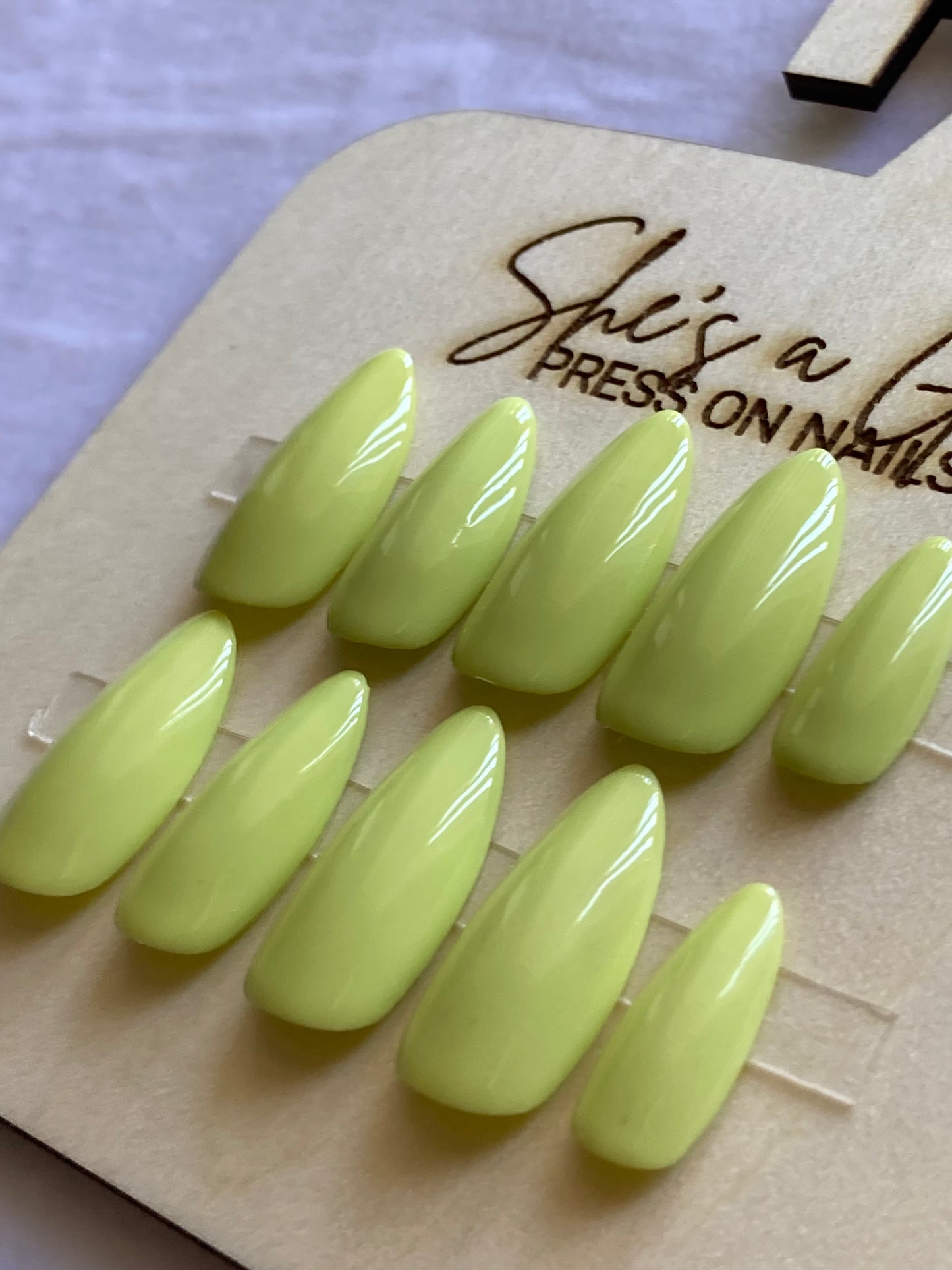 Peridot Pop-Press on Nails